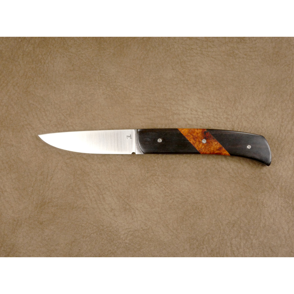 Couteau pliant liner lock avec lame en acier 14c28n et manche en bois d'ébène et loupe d'amboine Couteau pliant liner lock avec lame en acier 14c28n et manche en bois d'ébène et loupe d'amboine