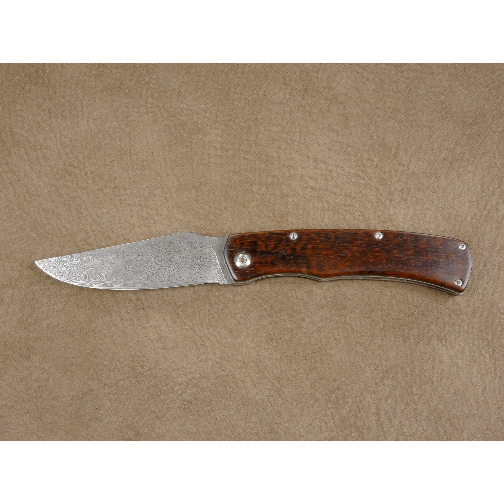 Couteau pliant liner lock avec lame en acier DAMAS et manche en bois d'Amourette Couteau pliant liner lock avec lame en acier DAMAS et manche en bois d'Amourette