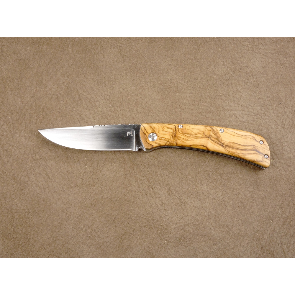 Couteau pliant liner lock avec lame en acier 14c28n et manche en olivier veiné Couteau pliant liner lock avec lame en acier 14c28n et manche en olivier veiné