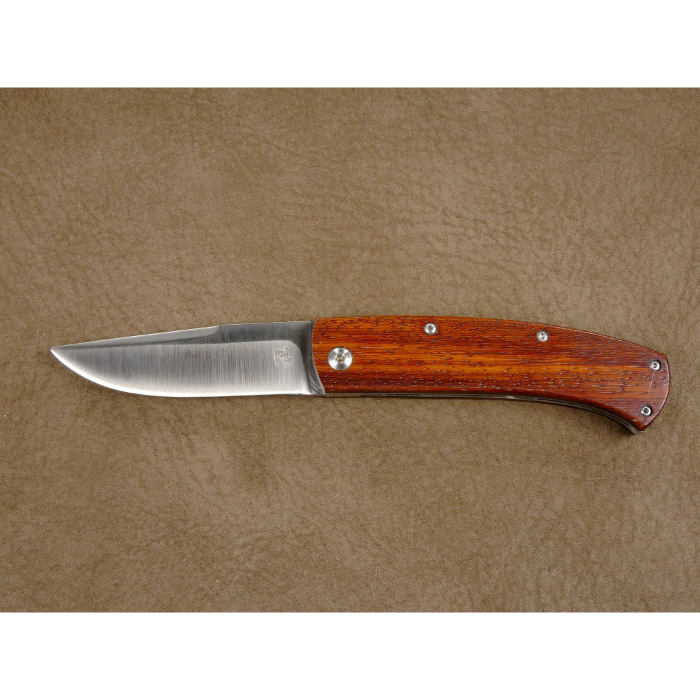 Couteau pliant liner lock avec lame en acier DAMAS et manche en bois d'Amourette Couteau pliant liner lock avec lame en acier DAMAS et manche en bois d'Amourette