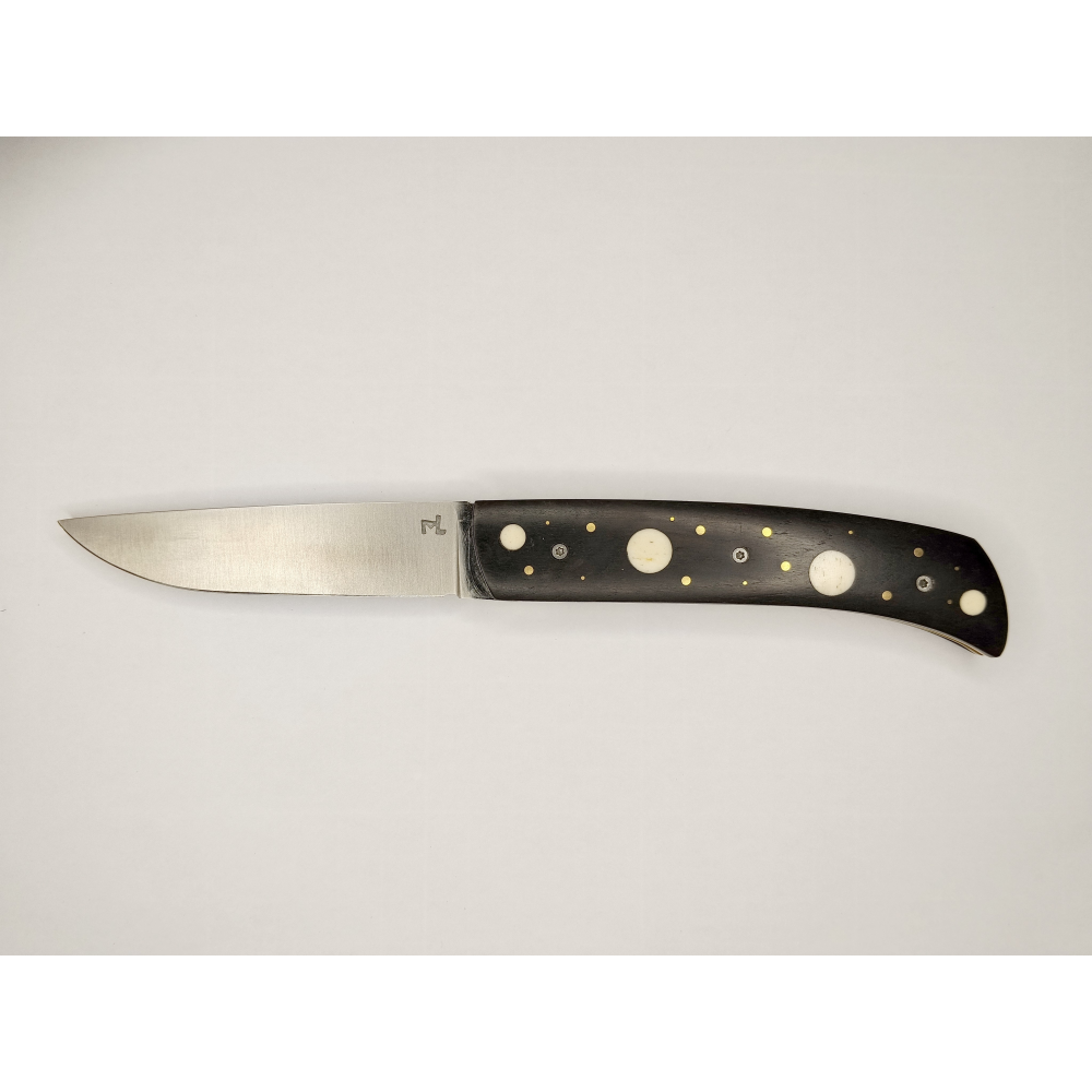 Couteau pliant liner lock avec lame en acier 14c28n et manche en bois d'ébène, incrustation os de bovin et cloutage laiton