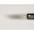 Couteau pliant liner lock avec lame en acier 14c28n et manche en bois d'ébène, incrustation os de bovin et cloutage laiton